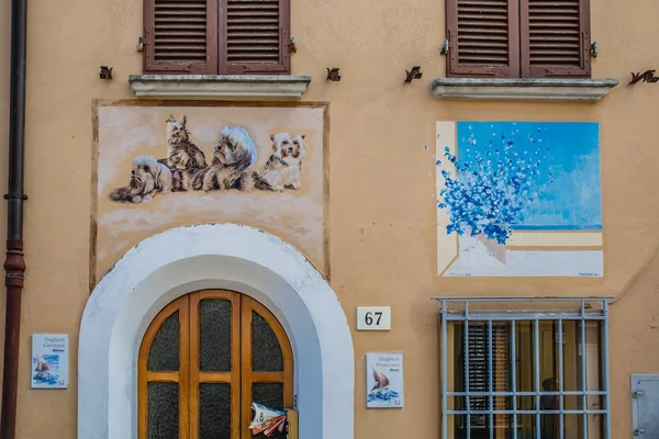 Tarihi mimarisi ve sokak sanatı Rimini şehir, İtalya