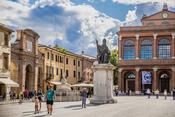 Historische Architektur Und Menschen Auf Der Straße Von Rimini Stadt — Stockfoto