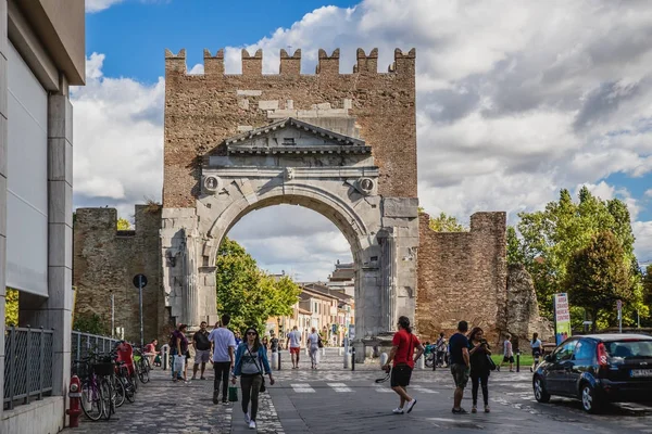 歴史的建築とイタリア リミニの街の通りの人々 — ストック写真