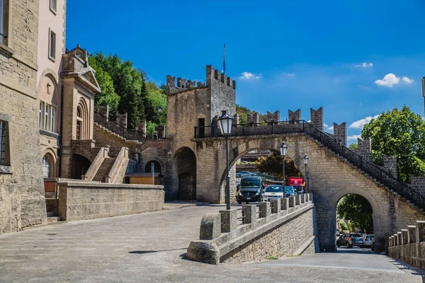 歴史的建築とサンマリノの国の路上で車 — ストック写真