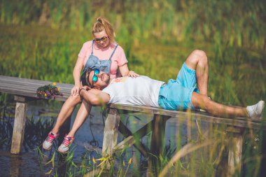 Genç adam ve onun hamile eşi doğa üzerinde vakit 