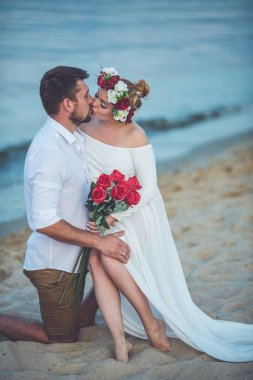 Yakışıklı delikanlı ve onun hamile eşi nehir sahilde öpüşme