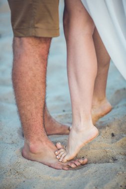 Genç çift düşük bölümü görünümünü sahilde