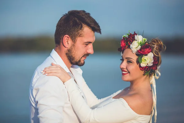 Retrato Pareja Feliz Joven Lago —  Fotos de Stock