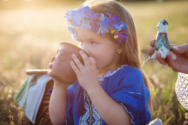 Симпатична Маленька Дівчинка Синьому Квітковому Вінку Свіже Молоко Глиняного Горнятка — стокове фото