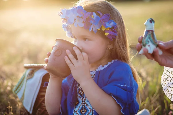 Carino Bambina Blu Corona Floreale Bere Latte Fresco Tazza Argilla — Foto Stock