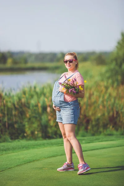 Молода Вагітна Жінка Тримає Букет Польових Квітів — стокове фото