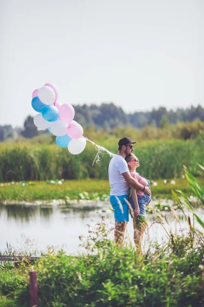 Ung Man Och Hans Gravida Hustru Spenderar Tid Naturen — Stockfoto