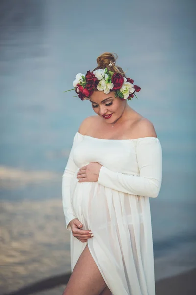 Mujer Embarazada Joven Vestido Blanco Posando Playa Del Río — Foto de Stock