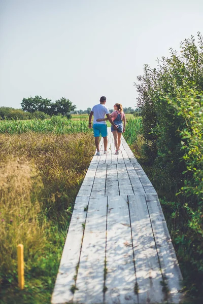 Ung Man Och Hans Gravida Hustru Spenderar Tid Naturen — Stockfoto