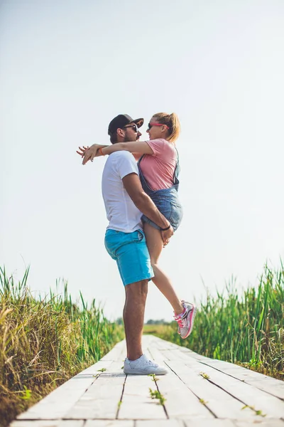 Joven Esposa Embarazada Pasar Tiempo Naturaleza — Foto de Stock