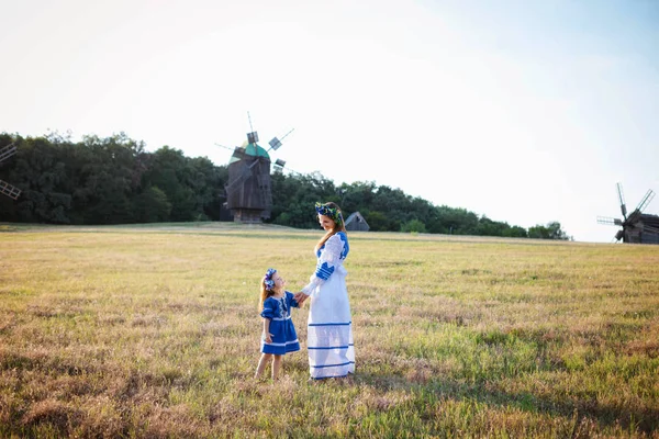 Jovem Mãe Sua Filha Vestidos Nacionais Ucranianos Andando Livre — Fotografia de Stock