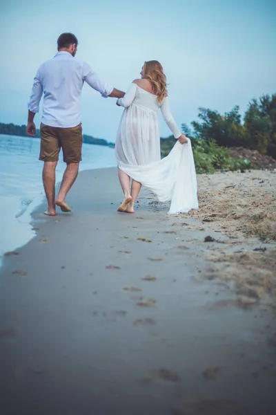 Joven Hombre Guapo Esposa Embarazada Tomados Mano Caminando Playa Del —  Fotos de Stock