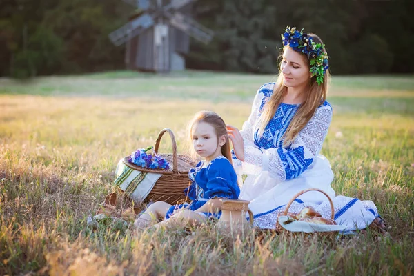 Mor Och Hennes Söta Dotter Ukrainska Nationella Kostymer Picknick Varm — Stockfoto