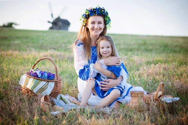 Mor Och Hennes Söta Dotter Ukrainska Nationella Kostymer Picknick Varm — Stockfoto