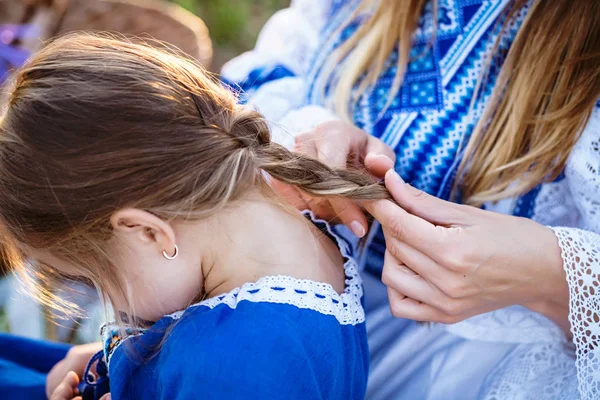 Mor Att Göra Hår Fläta Hennes Söta Dotter Varm Sommardag — Stockfoto