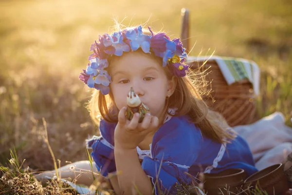 Мила Маленька Дівчинка Синьому Квітковому Вінку Проводить Час Відкритому Повітрі — стокове фото