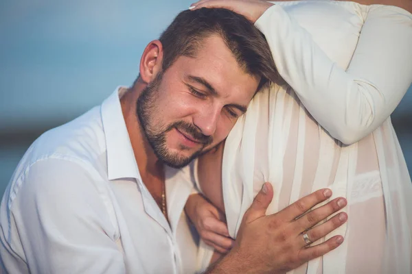 Joven Hombre Guapo Tocando Vientre Esposa Embarazada —  Fotos de Stock