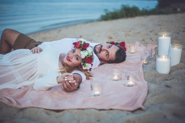 Stilig Ung Man Och Hans Gravida Hustru Ligger Stranden Floden — Stockfoto