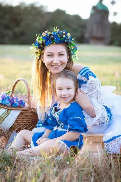 Mor Och Hennes Söta Dotter Ukrainska Nationella Kostymer Picknick Varm — Stockfoto