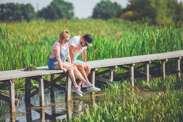 Jovem Sua Esposa Grávida Gastando Tempo Natureza — Fotografia de Stock