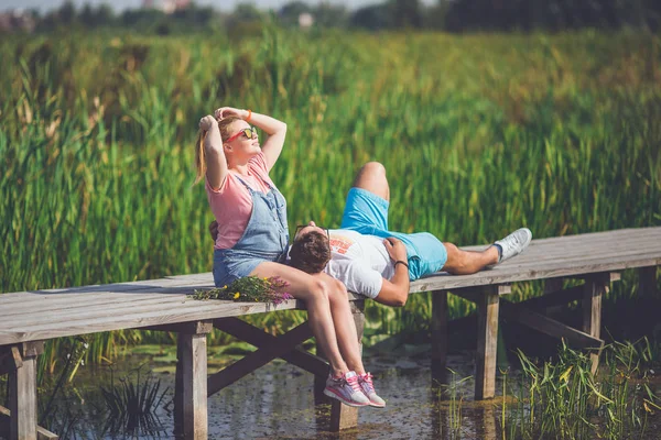 Young Man His Pregnant Wife Spending Time Nature — Stock Photo, Image