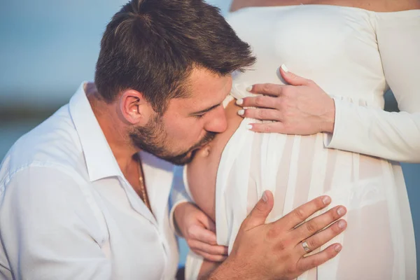 Jovem Bonito Homem Beijando Barriga Sua Esposa Grávida — Fotografia de Stock