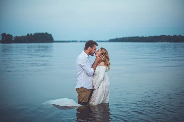 Jovem Homem Bonito Sua Esposa Grávida Água Lago Beijando — Fotografia de Stock