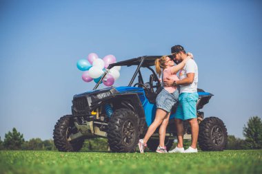 Mutlu genç adam ve onun hamile eşi dışarıda eğleniyor