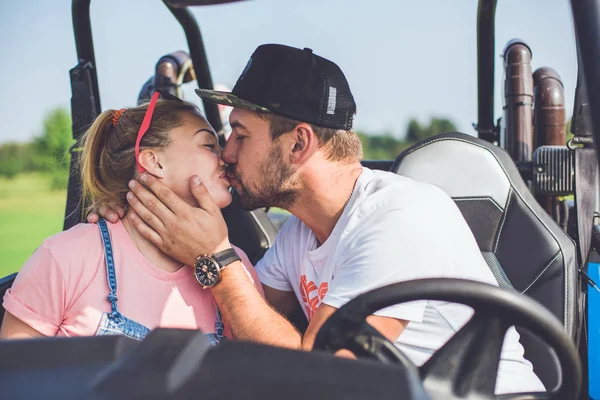 Porträt Eines Glücklichen Jungen Paares Das Sich Modernen Auto Küsst — Stockfoto