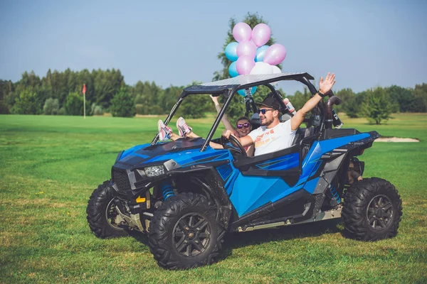 Mutlu genç çift sürme modern off-road arabalar 