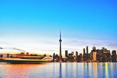 Toronto manzarası gemi ile akşam