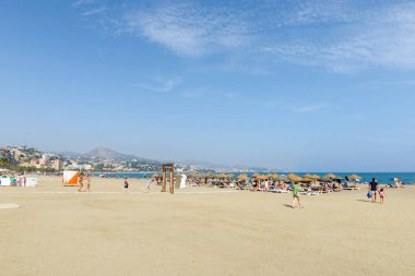 MALAGA, İspanya - 3 Eylül: İnsanlar Malaga Plajı 'nda sıcak bir yaz gününün keyfini çıkarıyorlar