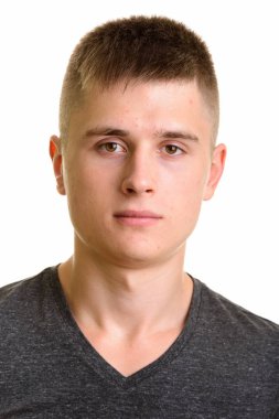 Genç beyaz adamın yüzünü