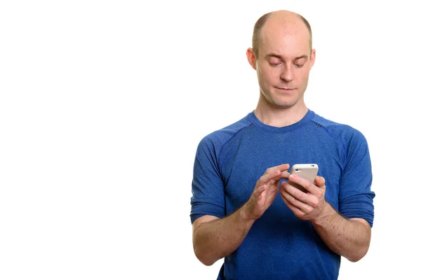 Лысый белый мужчина с мобильного телефона — стоковое фото