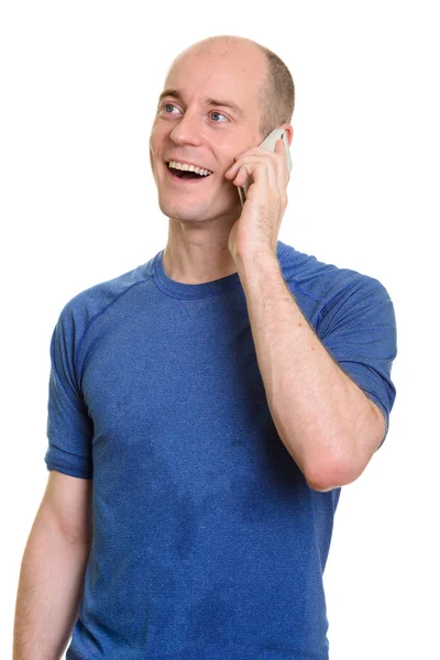 Pensativo feliz calvo caucásico hombre sonriendo y hablando en mobil —  Fotos de Stock