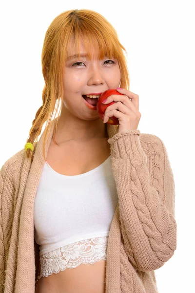 年轻快乐的亚洲女人笑着吃着红苹果 — 图库照片