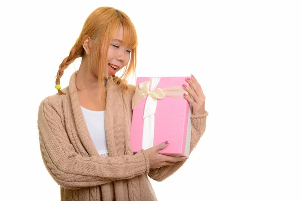 Junge Glückliche Asiatin Lächelt Beim Halten Und Betrachten Von Geschenkschachteln — Stockfoto