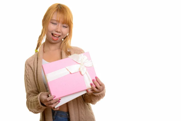 年轻快乐的亚洲女人笑着打开礼品盒 — 图库照片