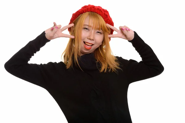 Młoda Szczęśliwa Azjatka Uśmiecha Się Czyni Znak Pokoju Obiema Rękami — Zdjęcie stockowe