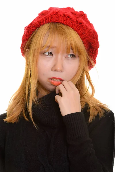年轻可爱的亚洲女人牵着毛衣思考的脸 — 图库照片