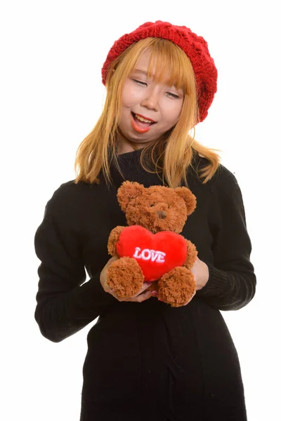 Молодая Счастливая Азиатка Улыбается Держит Плюшевого Мишку Сердцем Знаком Любви — стоковое фото