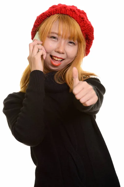 Jovem Mulher Asiática Feliz Sorrindo Enquanto Fala Telefone Celular Dando — Fotografia de Stock