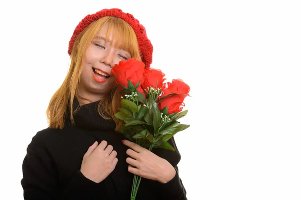 年轻而快乐的亚洲女人紧闭着红玫瑰 微笑着 — 图库照片