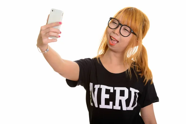 Joven Feliz Asiática Nerd Mujer Sonriendo Tomando Selfie Con Teléfono — Foto de Stock