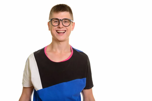 Jeune homme blanc heureux nerd souriant avec des lunettes — Photo