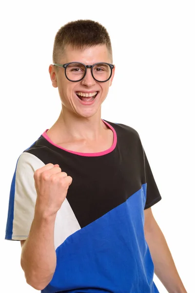Jeune heureux caucasien nerd homme souriant et regardant motivé — Photo