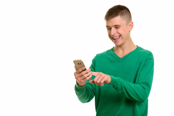 Jovem feliz caucasiano homem sorrindo e usando telefone celular — Fotografia de Stock