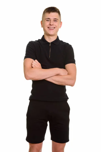 Νεαρός ευτυχισμένος Καυκάσιος χαμογελάει με σταυρωμένα χέρια — Φωτογραφία Αρχείου