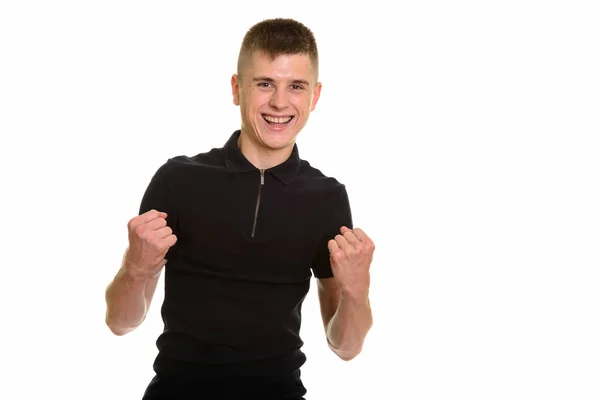 Молодой счастливый кавказский мужчина улыбается и выглядит мотивированным ботом — стоковое фото